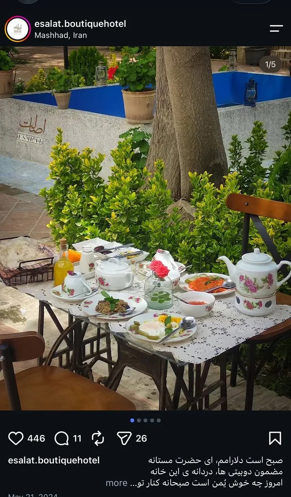 Esalat Hotel: gedeckter Frühstückstisch im Innenhof