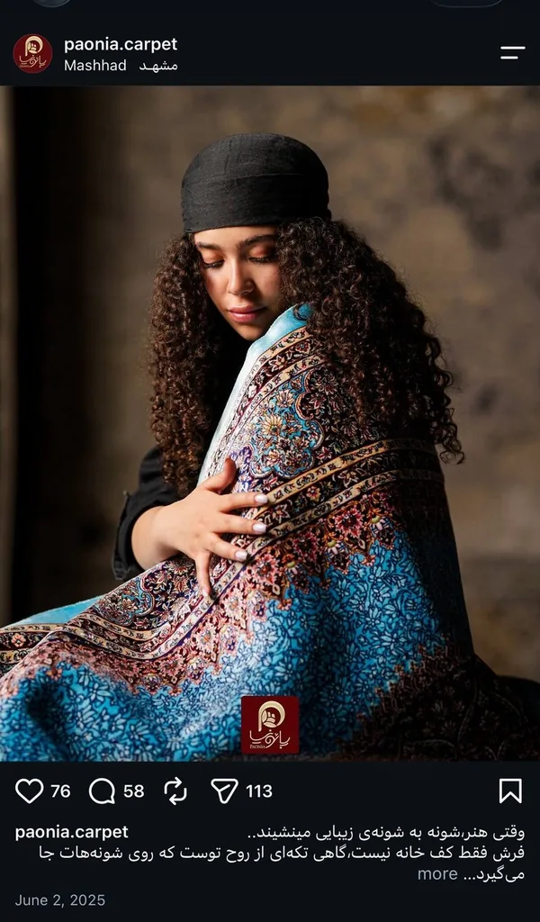 Paonia Carpet: Model mit handgeknüpftem Teppich über der Schulter